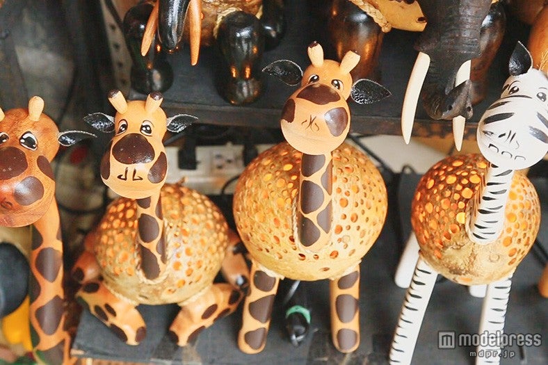 メインストリートには店が充実／チャウエンビーチのヤシの実で作ったライト約1，575円／画像提供：TBS