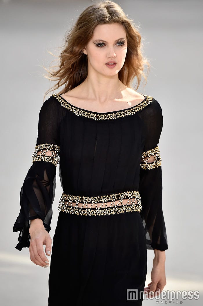 リンジー・ウィクソン/「CHANEL」2016-2017AWランウェイより/photo:Getty Images