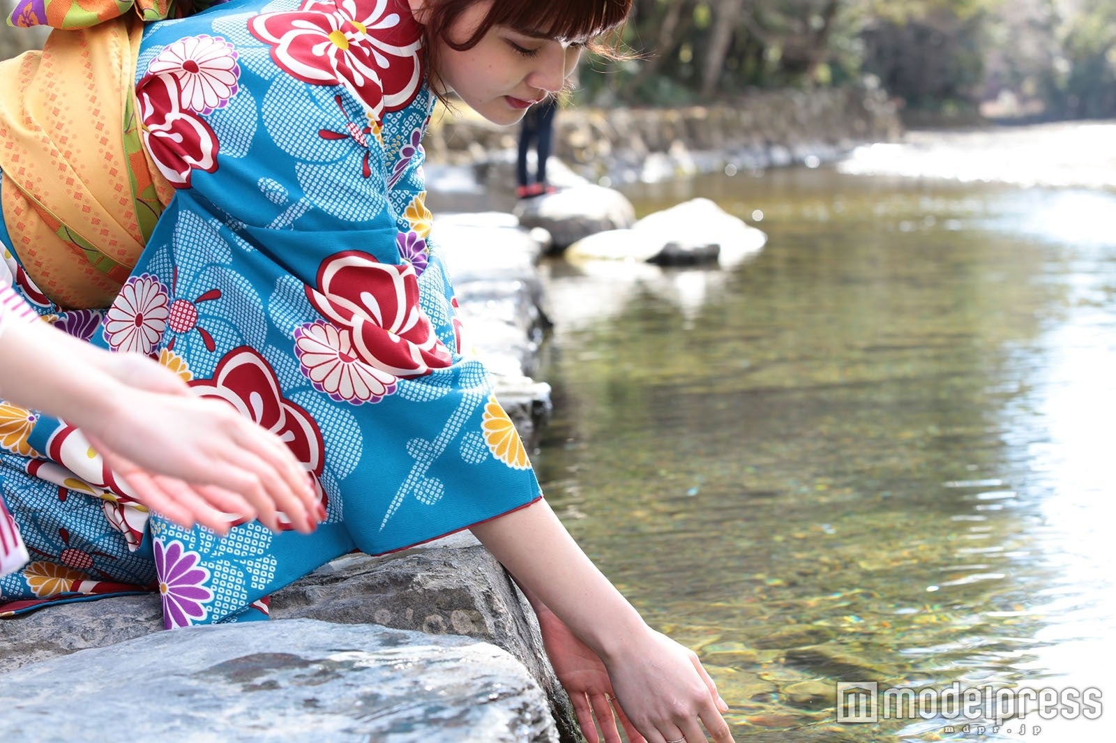 伊勢神宮 御手洗場（みたらし）／モデル：村田倫子、柴田ひかり（C）モデルプレス