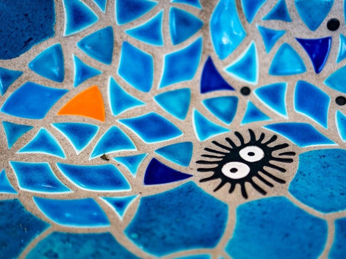 タイル装飾には“まっくろくろすけ”や“ネコバス”といったジブリのキャラクターを見つけることができます