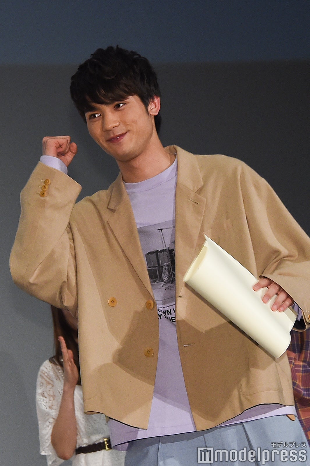 板垣瑞生、卒業証書を受け取ってガッツポーズ（C）モデルプレス