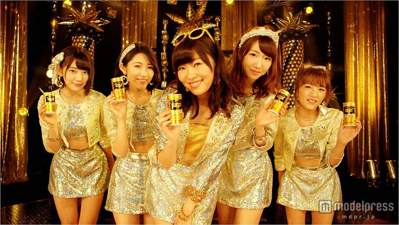 指原莉乃＆柏木由紀、ミニスカで美脚全開「いい女しかのぼれない」“お立ち台”ダンス披露