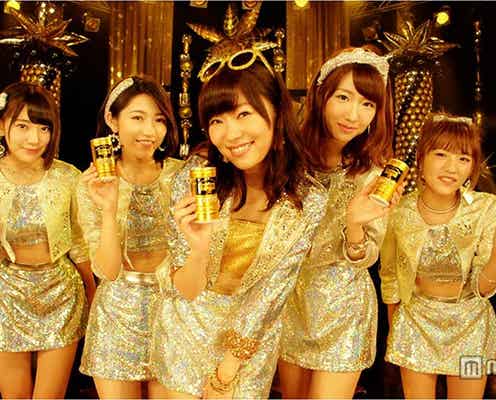指原莉乃&柏木由紀、ミニスカで美脚全開「いい女しかのぼれない」“お立ち台”ダンス披露