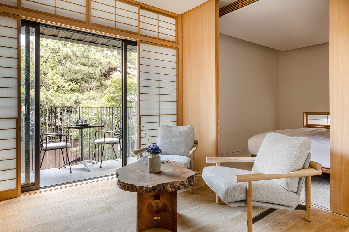 京都に隠れ家ホテル「THE SHINMONZEN」バルコニー付きスイート客室&ゲスト専用の川沿いラウンジ