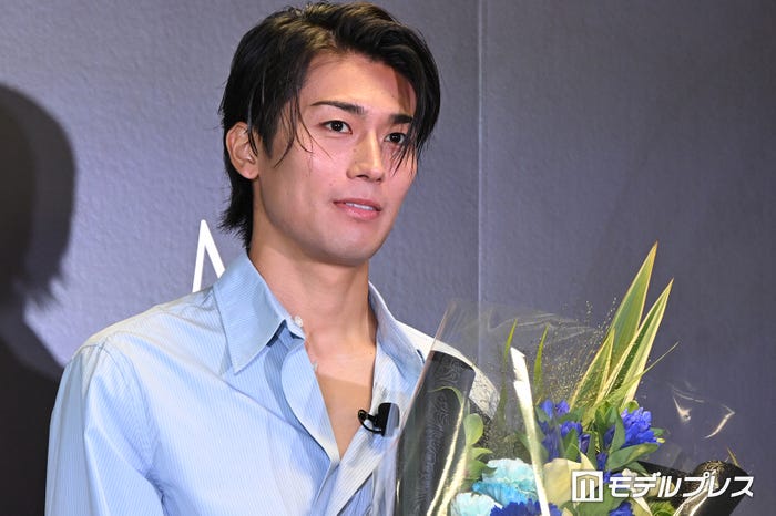 バースデーサプライズに驚く中村敬斗選手(C)モデルプレス