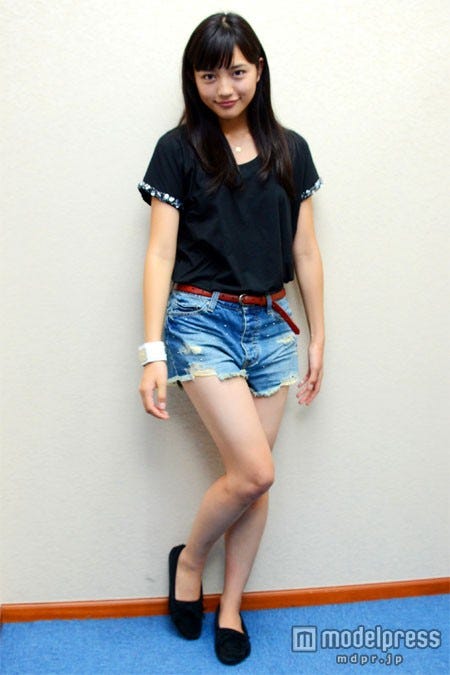 デニムショーパンで美脚を披露した川口春奈