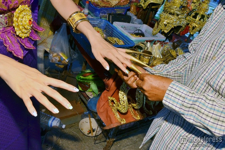 華奢な爪のアクセサリー