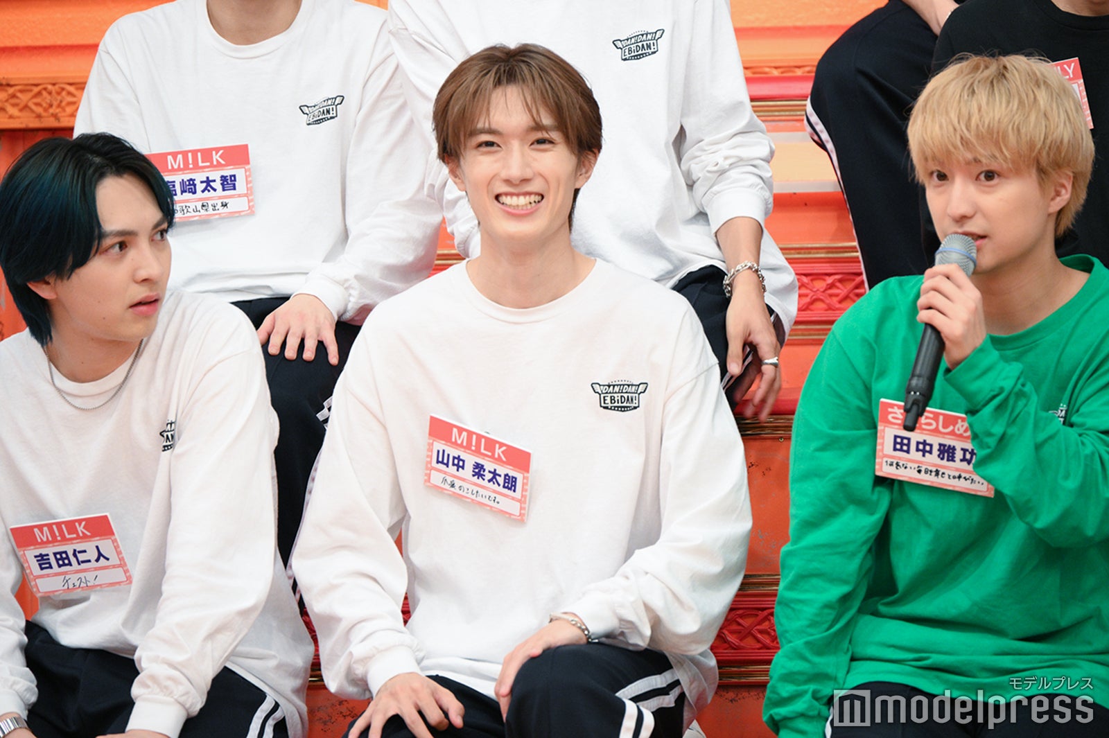 田中雅功の「大喜利大会」発言に満面の笑みを浮かべる山中柔太朗と困惑気味の吉田仁人（C）モデルプレス