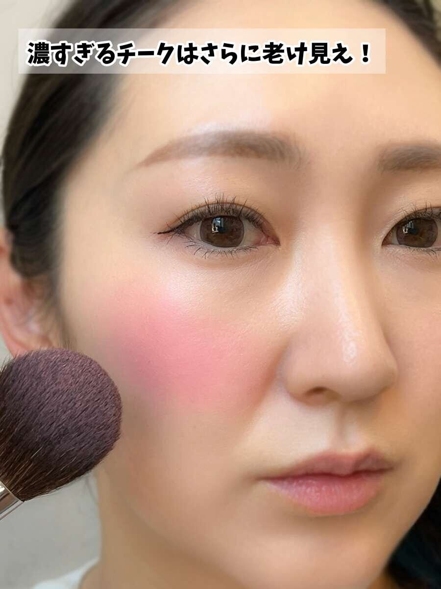 濃く入れすぎて老け見えするNGチークの頬のアップ 濃く入れすぎて老け見えするNGチークの頬のアップ
