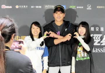日本ハム・新庄監督が台湾で撮影会 現地ファン感激