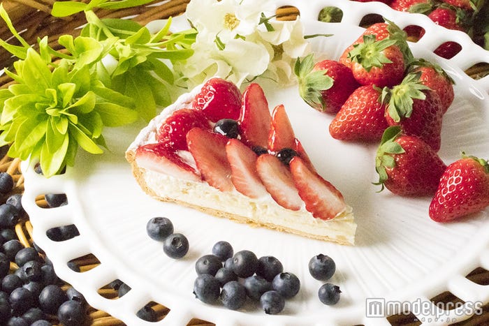 「桃のババロアとイチゴのタルト」