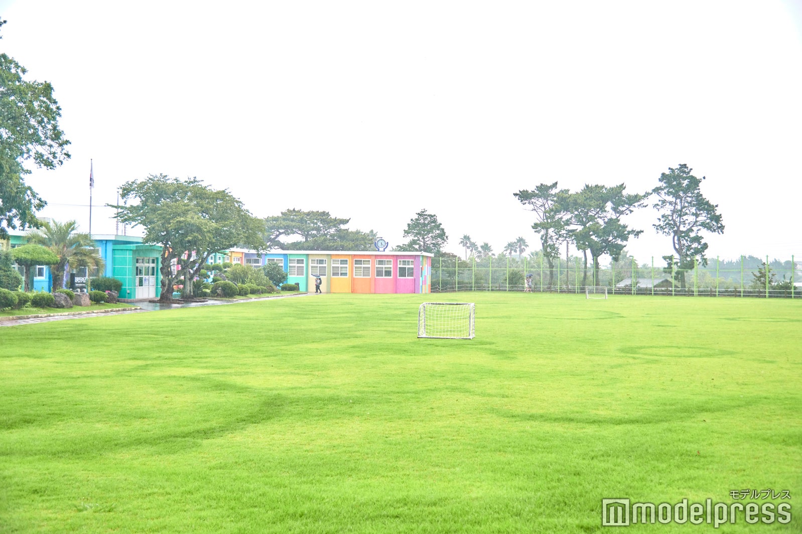 芝生の青と、校舎の七色、雨の日のしっとり落ち着いた風景もすてき（C）モデルプレス