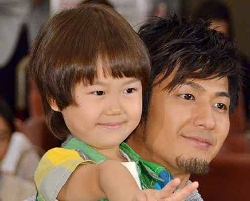 速水もこみち、優しいパパの表情 “愛息子”のキュートなお願いにメロメロ