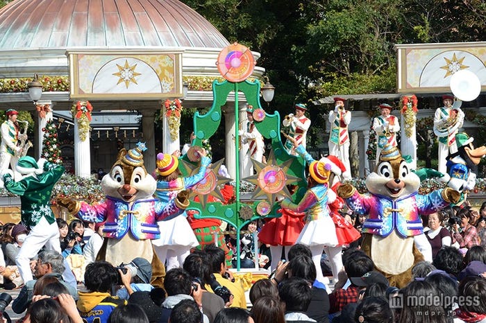 「ホリデーグリーティング・フロム・セブンポート」(左から)デール、チップ