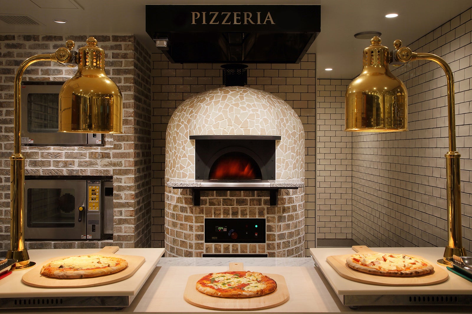 一枚一枚焼き上げる本格ピザ窯／画像提供：あさやホテル