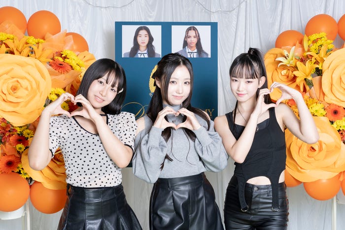 (左から)ヒナリ、メイ、ウア(C)HYBE UMG LLC.