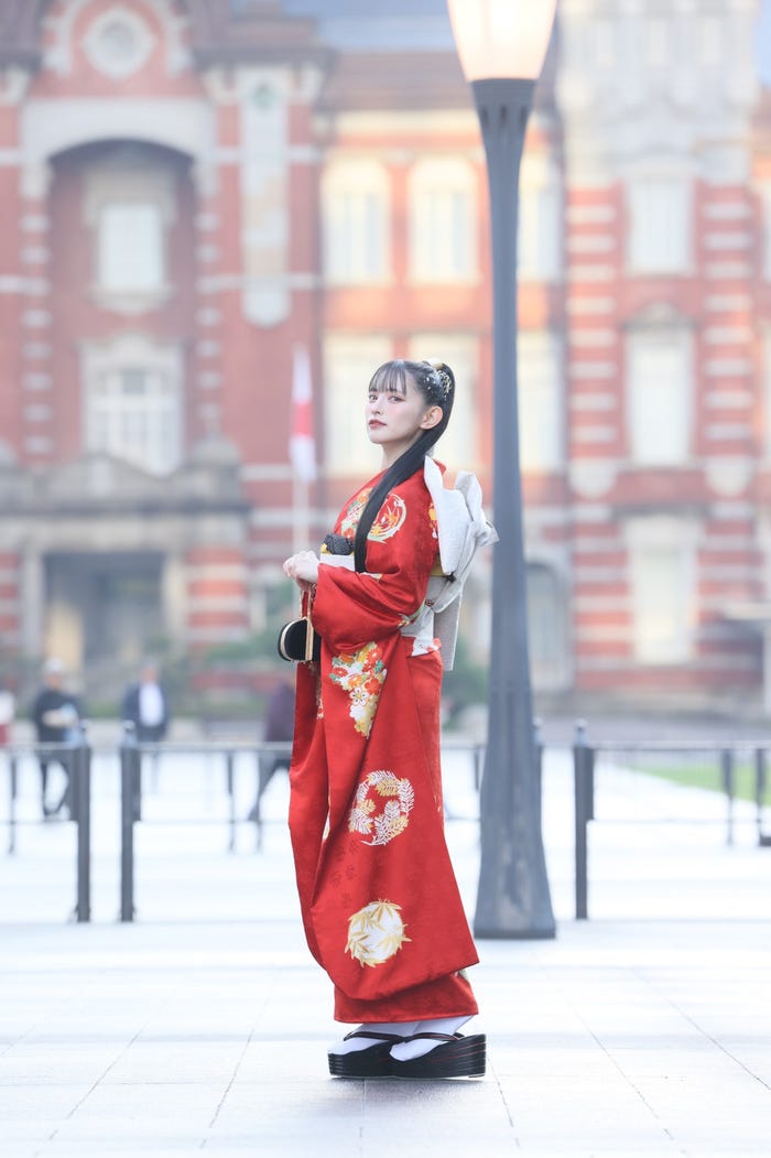 菅田愛貴(提供写真)「四君子」京友禅手描き振袖/西陣 帯屋捨松袋帯/photographer:hide suzuki/kimono stylist:himeka taguchi(kind)/hair+makeup:runa(kind)