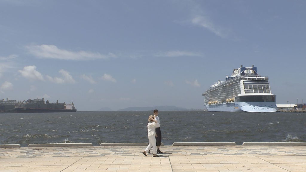 鈴木政子さんが満州から引き揚げてきた博多港を一緒に　歩く綾瀬はるか（C）TBS