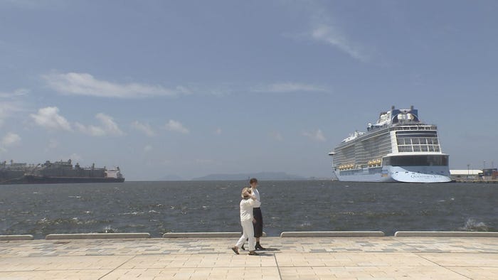 鈴木政子さんが満州から引き揚げてきた博多港を一緒に 歩く綾瀬はるか(C)TBS