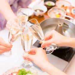 飲み会でバンバン使いたい お酒を飲んでいる時の可愛い仕草5つ モデルプレス 飲み会でバンバン使いたい お酒を飲んでいる時の可愛い仕草5つ モデルプレス
