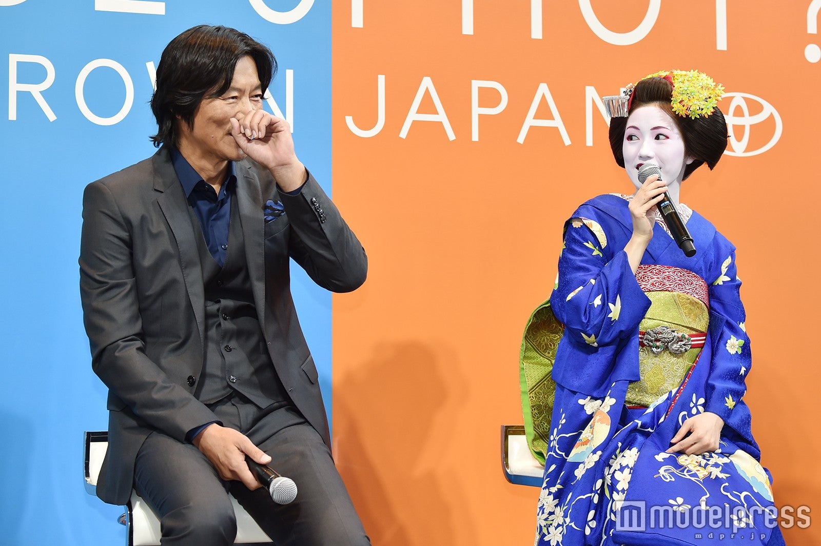 豊川悦司、渡辺麻友（C）モデルプレス