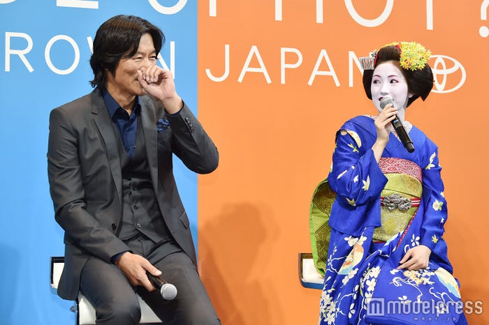 豊川悦司、渡辺麻友(C)モデルプレス