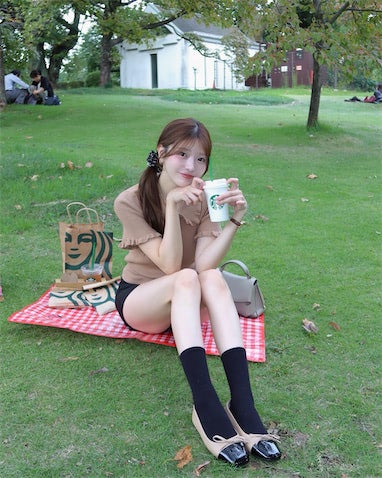 「たまらなく可愛い」30歳元アイドル、ミニ丈パンツから伸びる"美脚"にファン惚れ惚れ