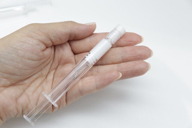 ダイソーのシリンジタイプ化粧容器は蓋つきで液漏れしにくい