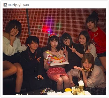 祝福を受ける島崎遥香(中央)/(ほか左から)山内鈴蘭、竹内美宥、横山由依、島田晴香、永尾まりや、中村麻里子/永尾まりやInstagram