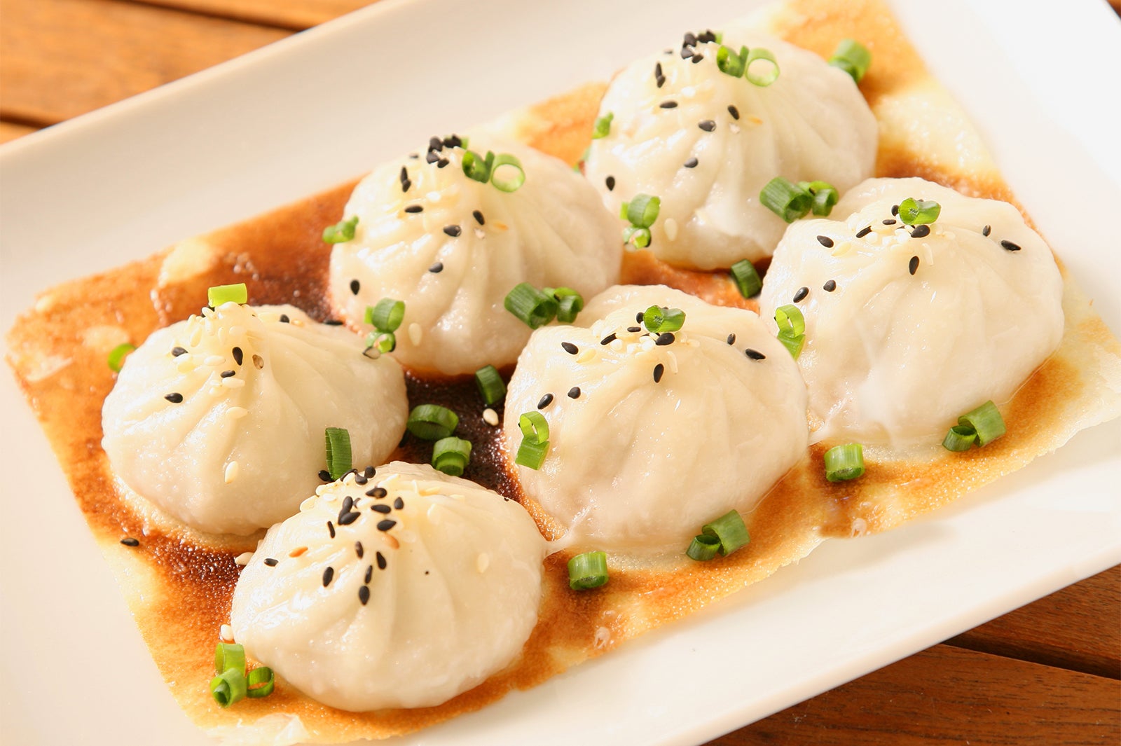 「鼎’s by JINDINROU」羽根つき焼小籠包／画像提供：AATJ