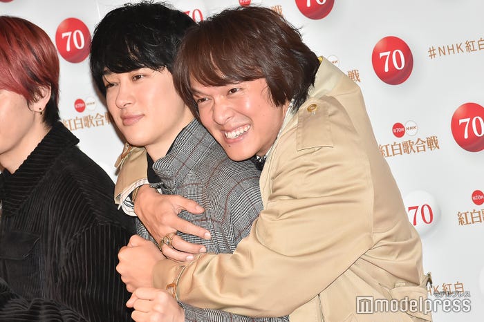 フォトセッションで横山裕をがっしりハグする丸山隆平(C)モデルプレス