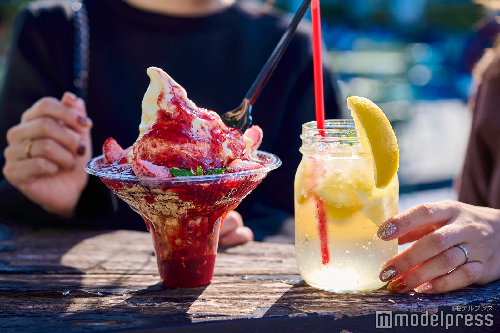 散策や買い物の合間に冷たいドリンクやスイーツで一休み（C）モデルプレス
