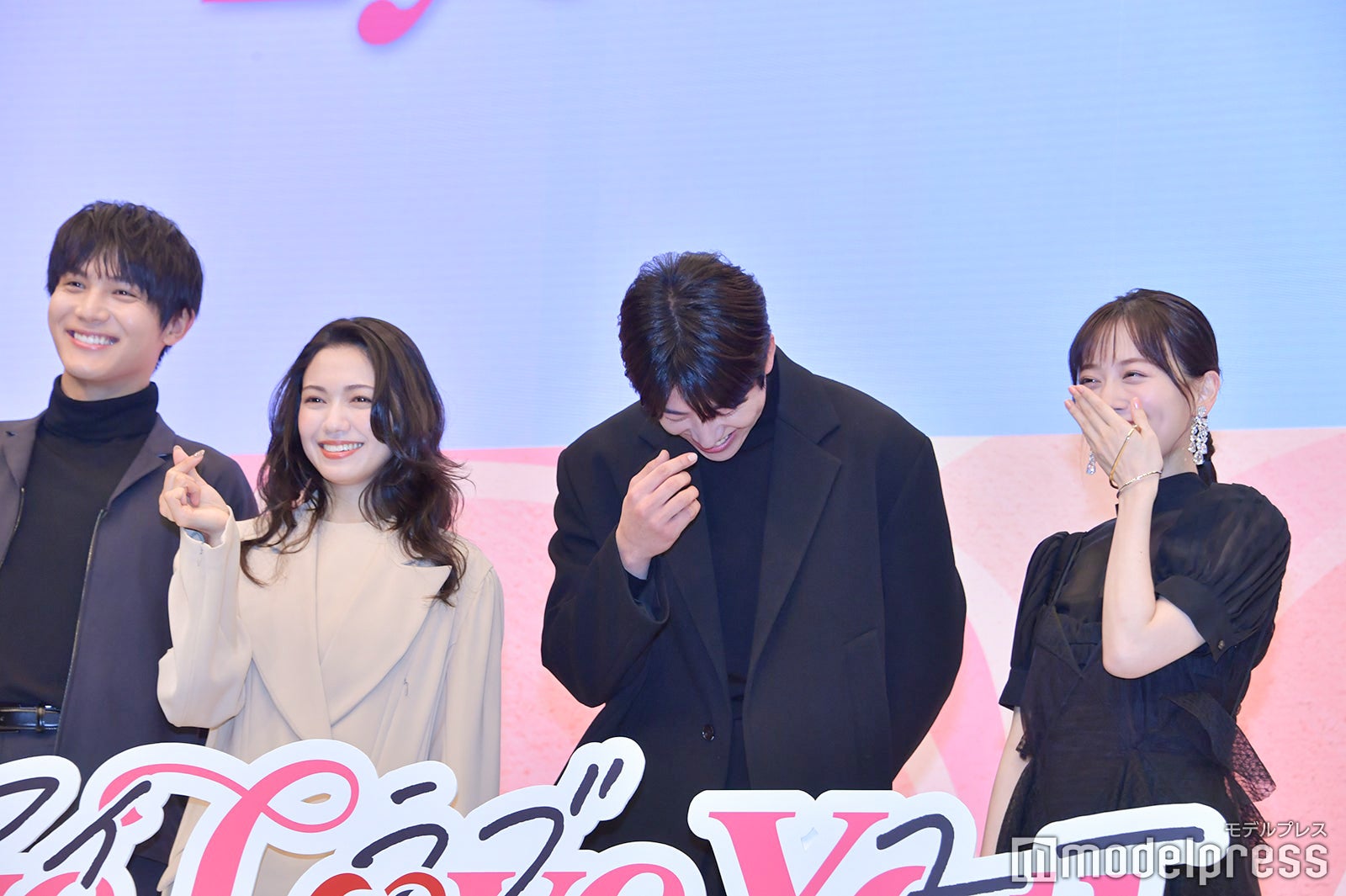 照れるチェ・ジョンヒョプ（左から3番目）、中川大志、二階堂ふみ、山下美月（C）モデルプレス