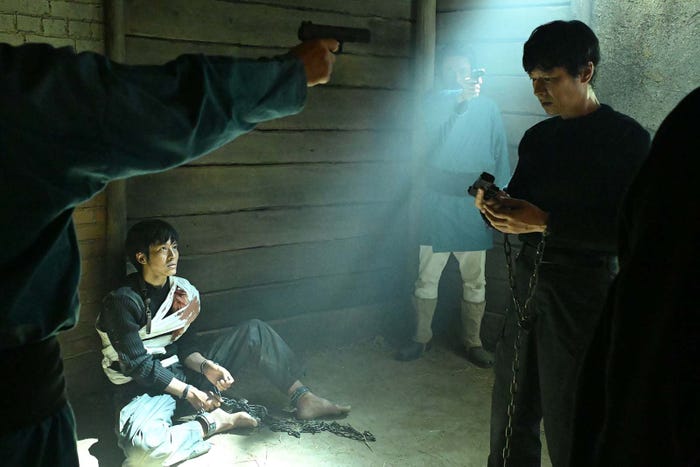 松坂桃李、堺雅人「VIVANT」第8話より(C)TBS