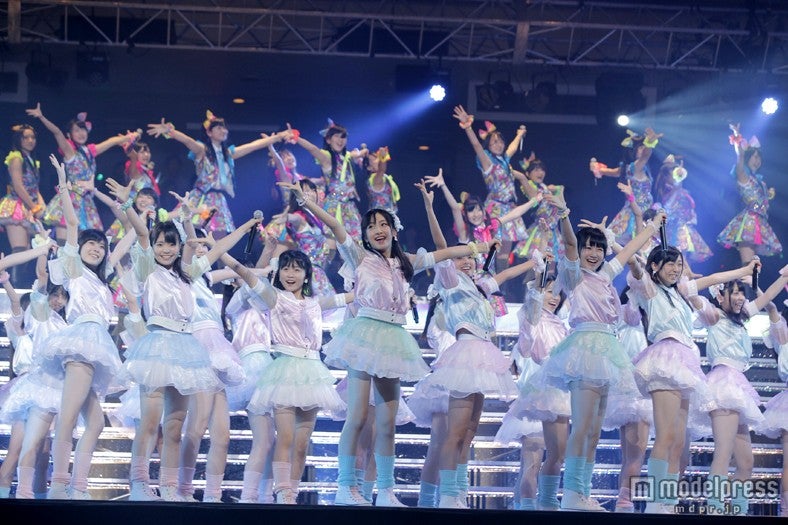 AKB48グループ研修生103名が圧巻のパフォーマンス／（C）AKS
