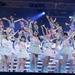 AKB48グループ研修生103名が圧巻のパフォーマンス/(C)AKS