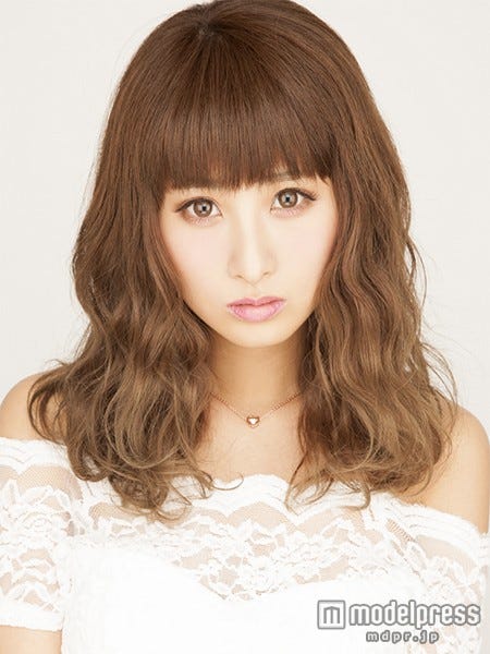「MiRu」編集長兼モデル、アーティストのMisaki(青野美沙稀)