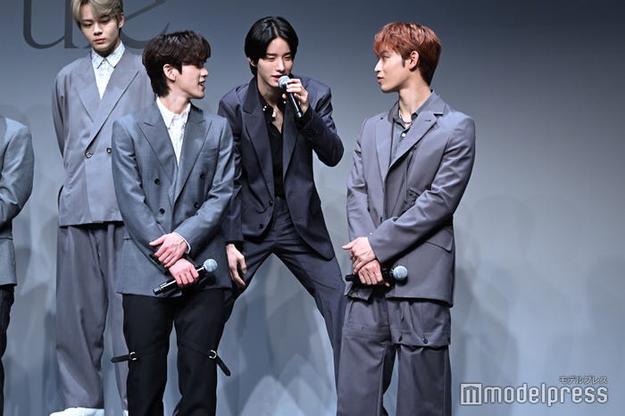 CM撮影中のマネキンチャレンジを再現する佐藤景瑚(C)モデルプレス