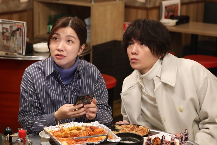 福田麻貴、八木勇征「婚活1000本ノック」第5話より(C)フジテレビ