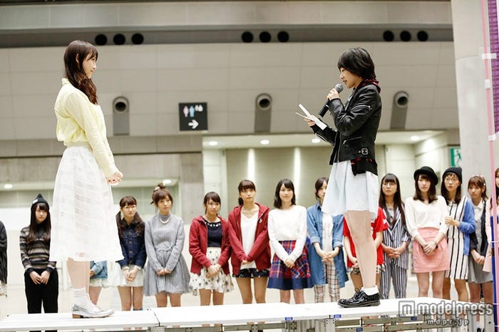 松井玲奈(左)へ尊敬の念と一緒に活動できた喜びを伝える生駒里奈(右)