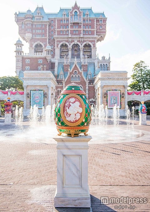 テーマポートをモチーフに描いた芸術的なイースターエッグ（C）Disney