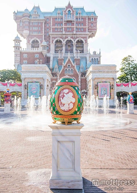 テーマポートをモチーフに描いた芸術的なイースターエッグ(C)Disney