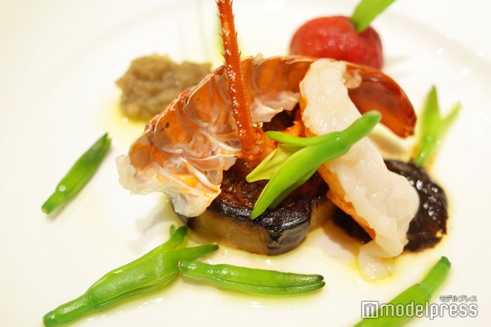 伊勢海老のポワラージュ 黒ニンニクのピュレ 焼トマトと焼米茄子添え例(C)ビューティーガール