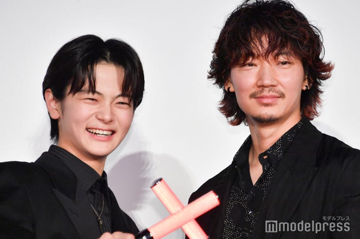 齋藤潤、綾野剛(C)モデルプレス