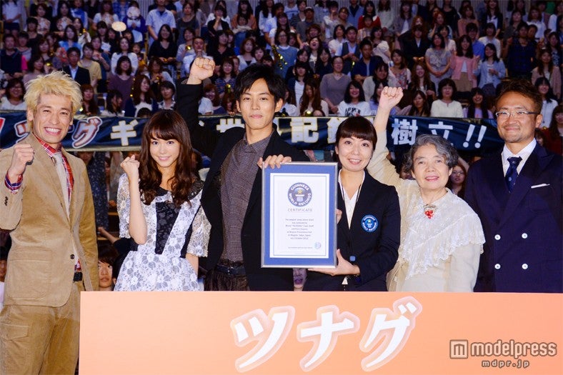 左から：佐藤隆太、桐谷美玲、松坂桃李、石川圭織さん（ギネス世界記録TM公式認定員）樹木希林、平川雄一朗監督