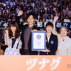 左から:佐藤隆太、桐谷美玲、松坂桃李、石川圭織さん(ギネス世界記録TM公式認定員)樹木希林、平川雄一朗監督
