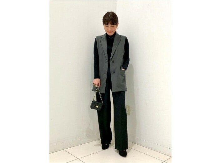グレーのジレにインナーをブラックでそろえてクールな印象に　出典：StyleHint