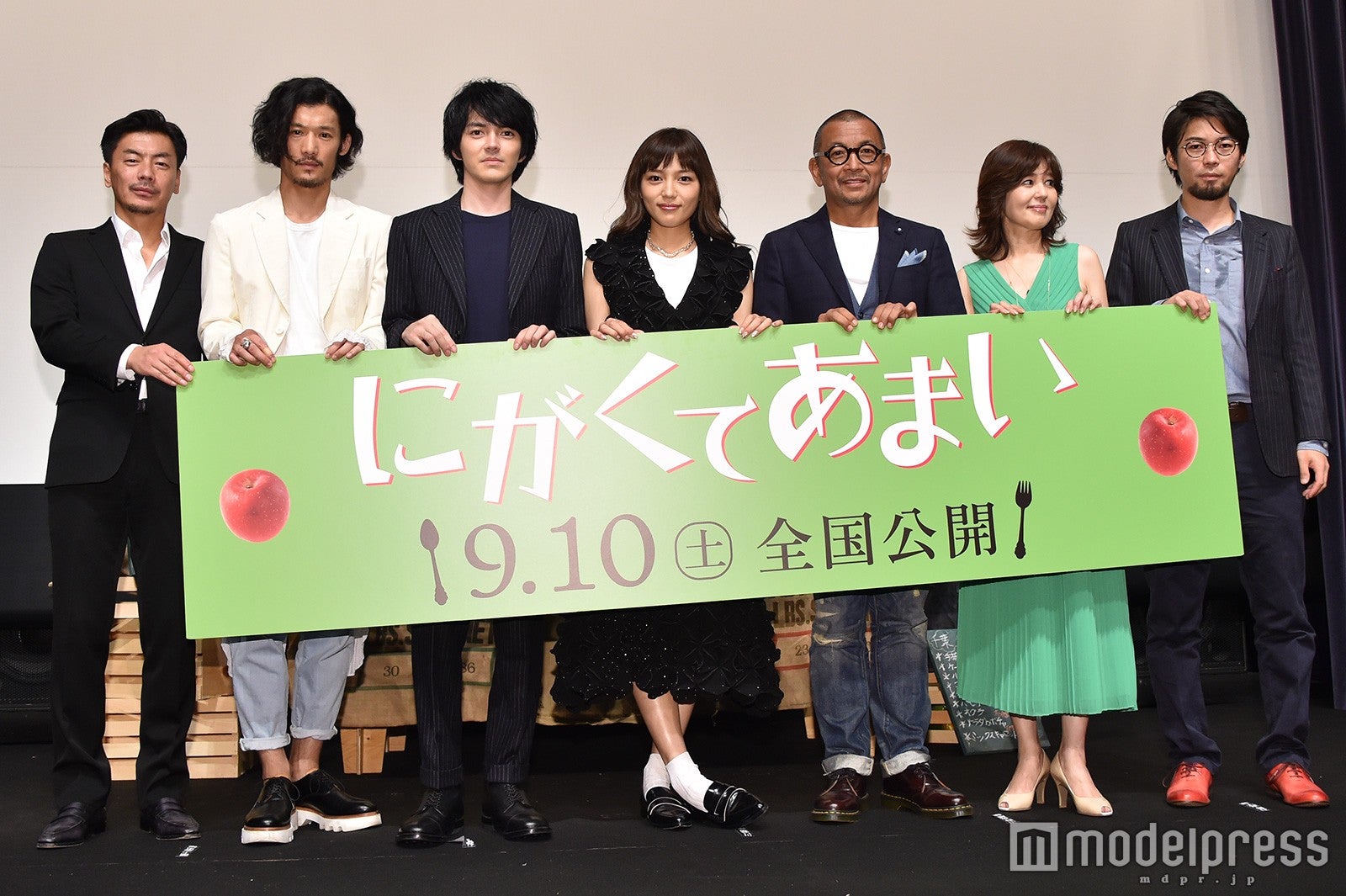 （左から）SU、淵上泰史、林遣都、川口春奈、中野英雄、石野真子、草野翔吾監督（C）モデルプレス