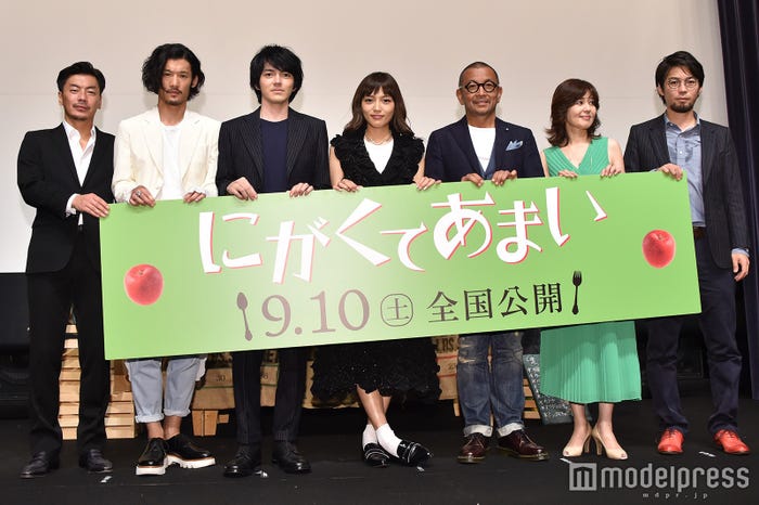 (左から)SU、淵上泰史、林遣都、川口春奈、中野英雄、石野真子、草野翔吾監督(C)モデルプレス