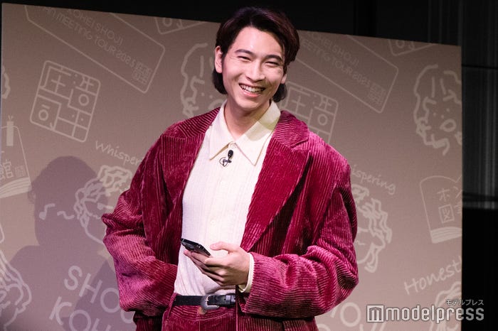 雑談の尺が長く笑いだしてしまう庄司浩平(C)モデルプレス